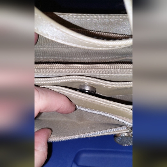 SOLD-Small crossbody bag. Lots of compartments, smoke free home - Picture 4 of 12